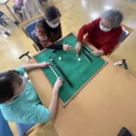 女性による笑顔あふれる麻雀のひとときです。